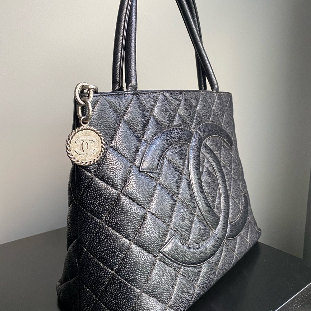 CHANEL MEDALLION BLACK & SILVER HARDWARE QUILTED CAVIAR TOTE - Picture 7 of 16